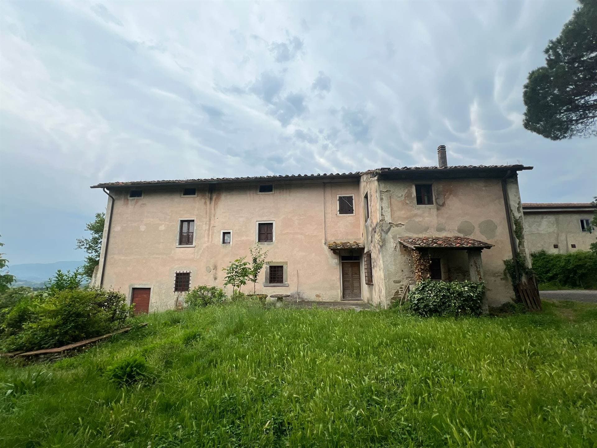 Mucciano villa padronale con fienile e terreno