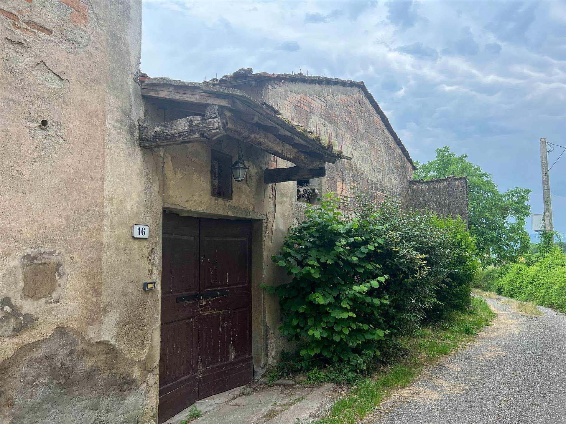 Mucciano villa padronale con fienile e terreno 4