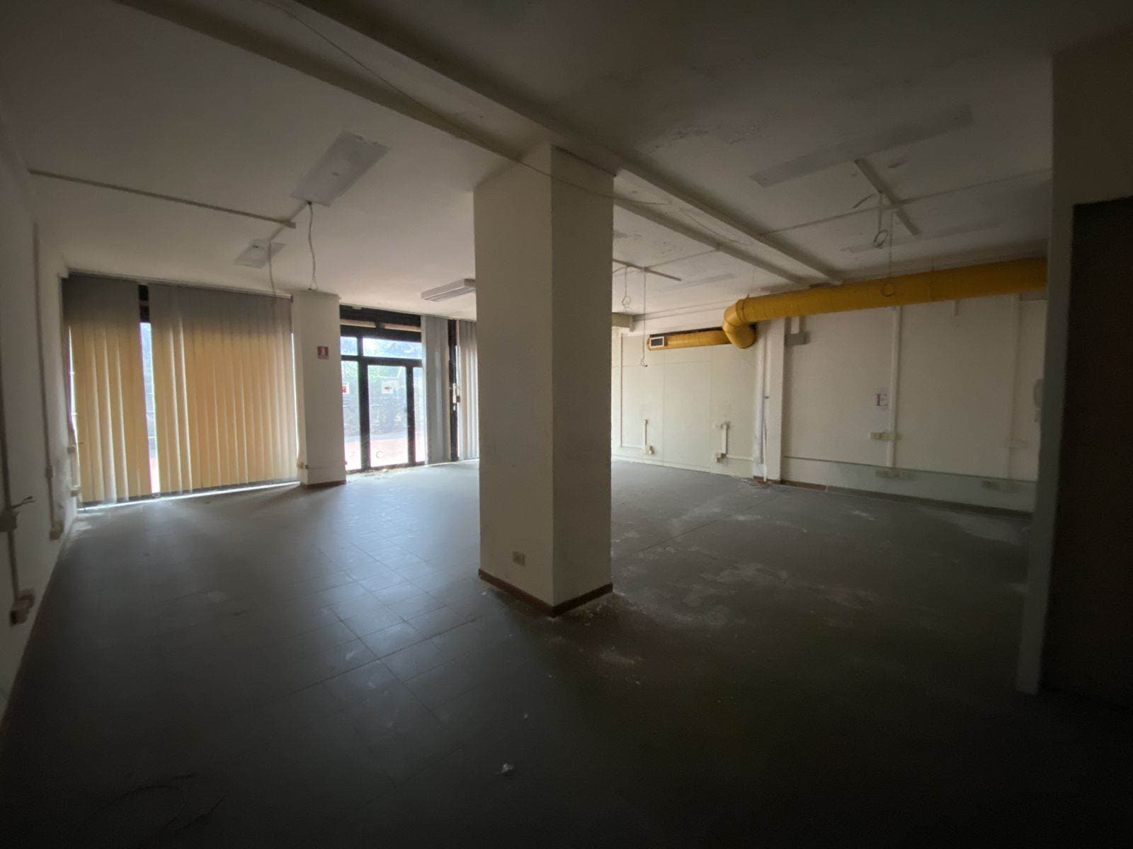 Careggi, fondo commerciale 220mq + magazzino 5