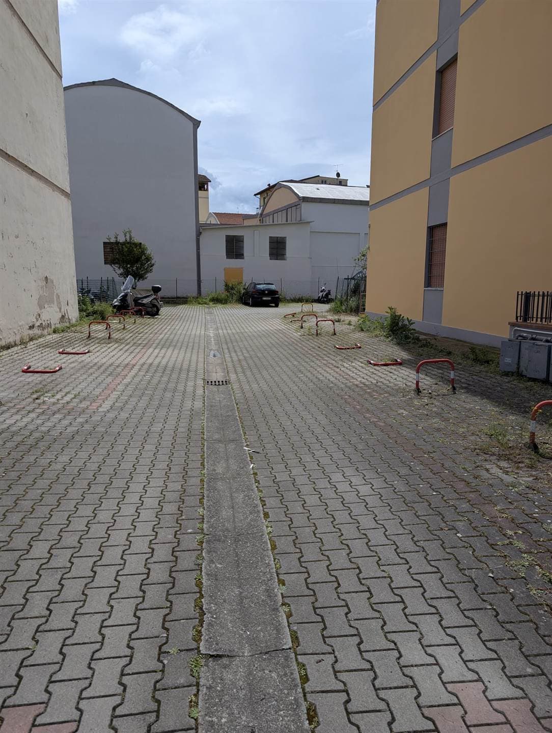 Piazza Gualfredotto, posto auto scoperto