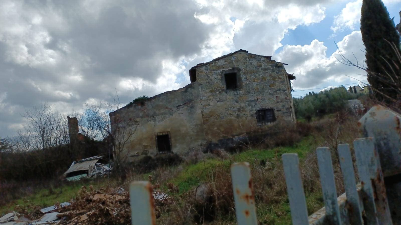 Casale da ristrutturare con  terreno agricolo. 5