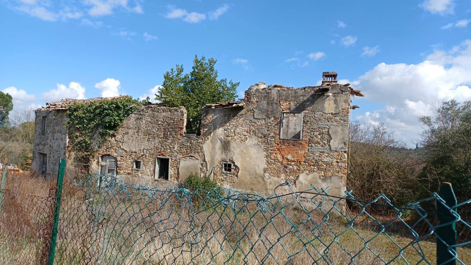 Casale da ristrutturare con  terreno agricolo. 2