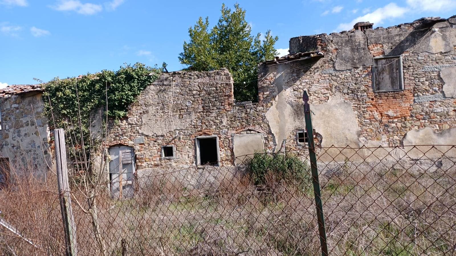 Casale da ristrutturare con  terreno agricolo. 3