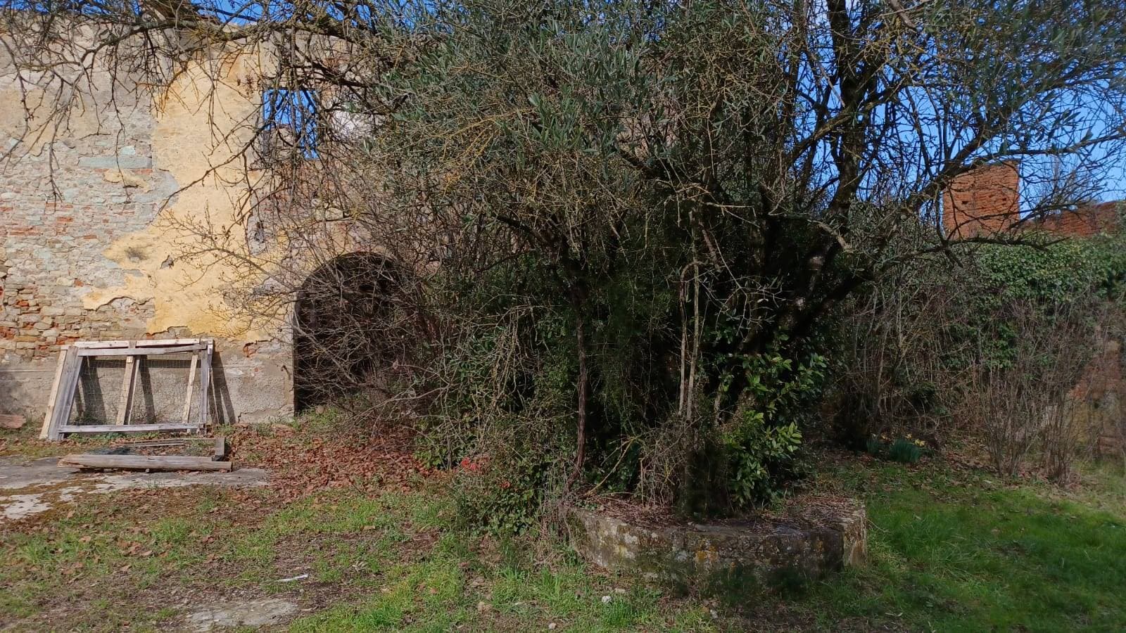 Casale da ristrutturare con  terreno agricolo. 4