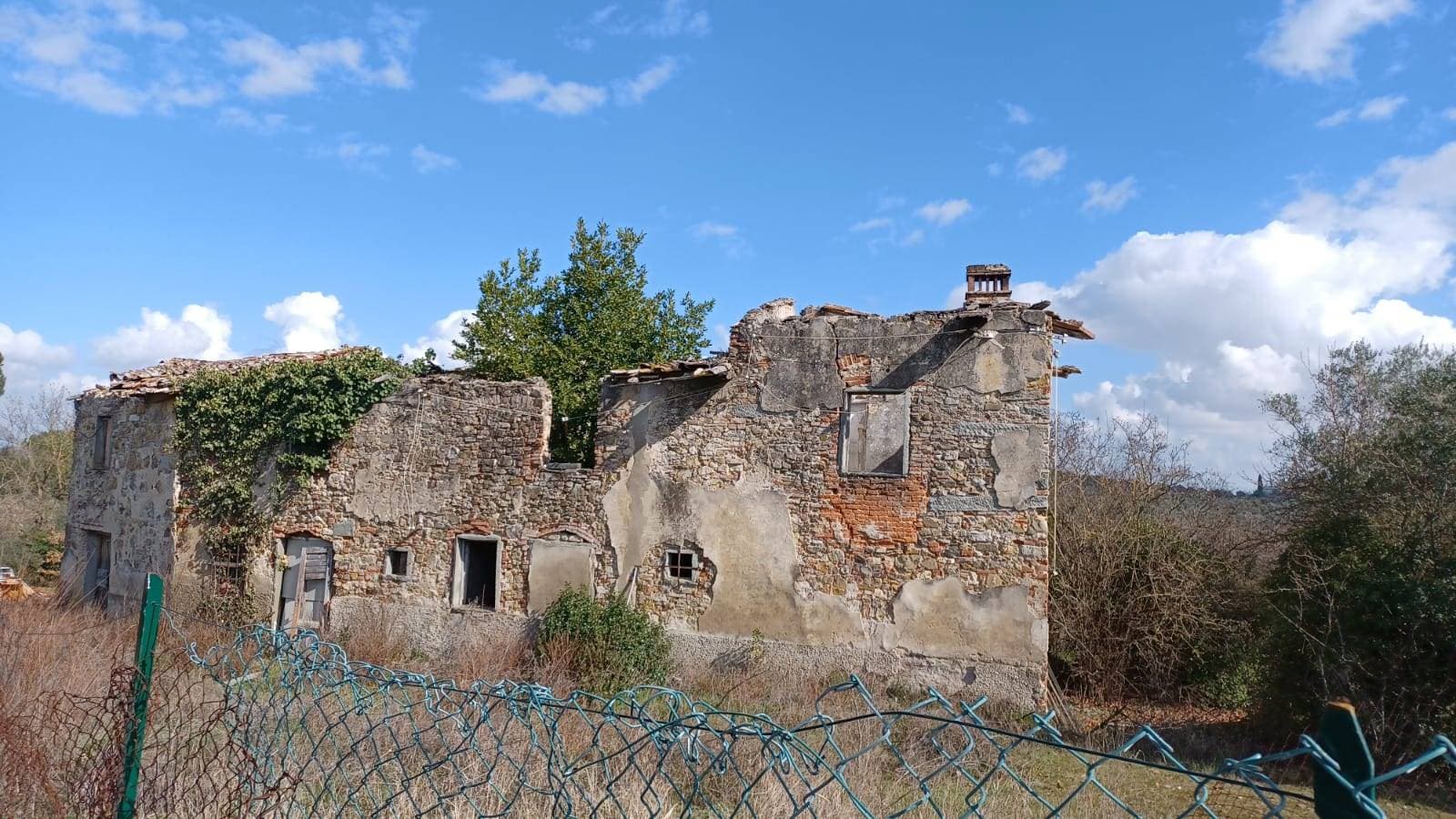 Casale da ristrutturare con  terreno agricolo.