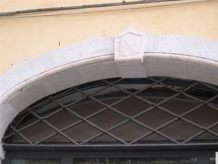 Pietrasanta centro storico fondo commerciale ristrutturato 3
