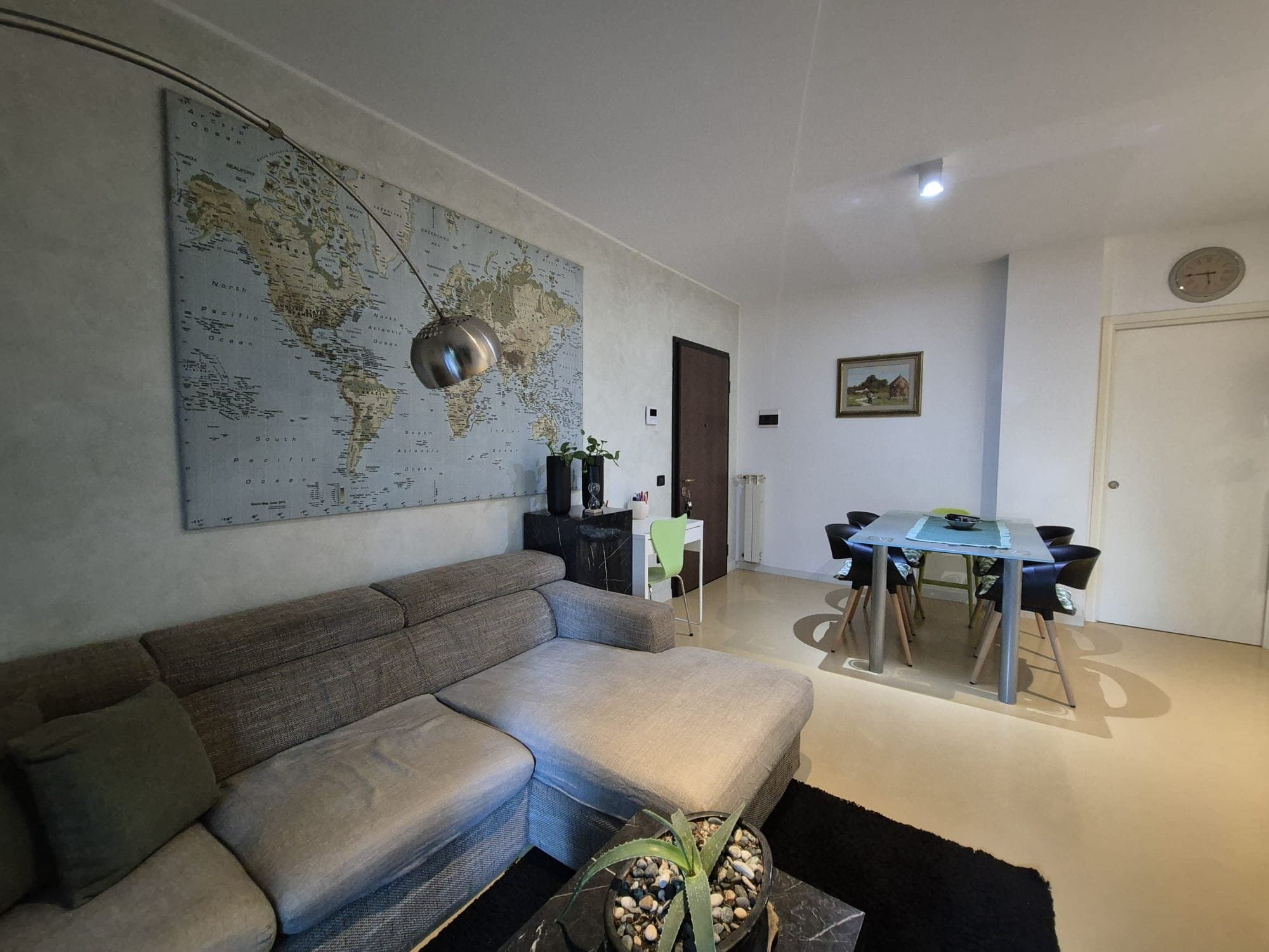 Prato, trilocale moderno con terrazzo e garage